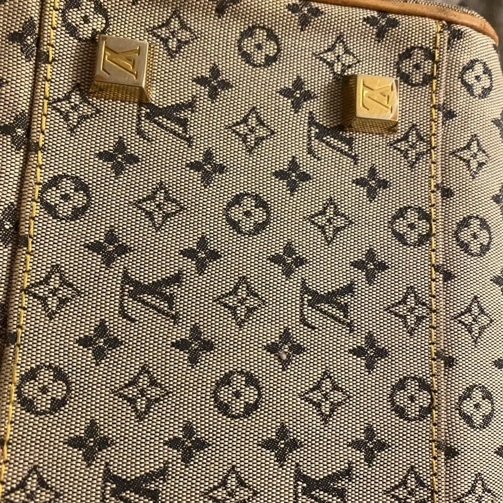 Authentic Louis Vuitton Marie in excellent condition. A condition